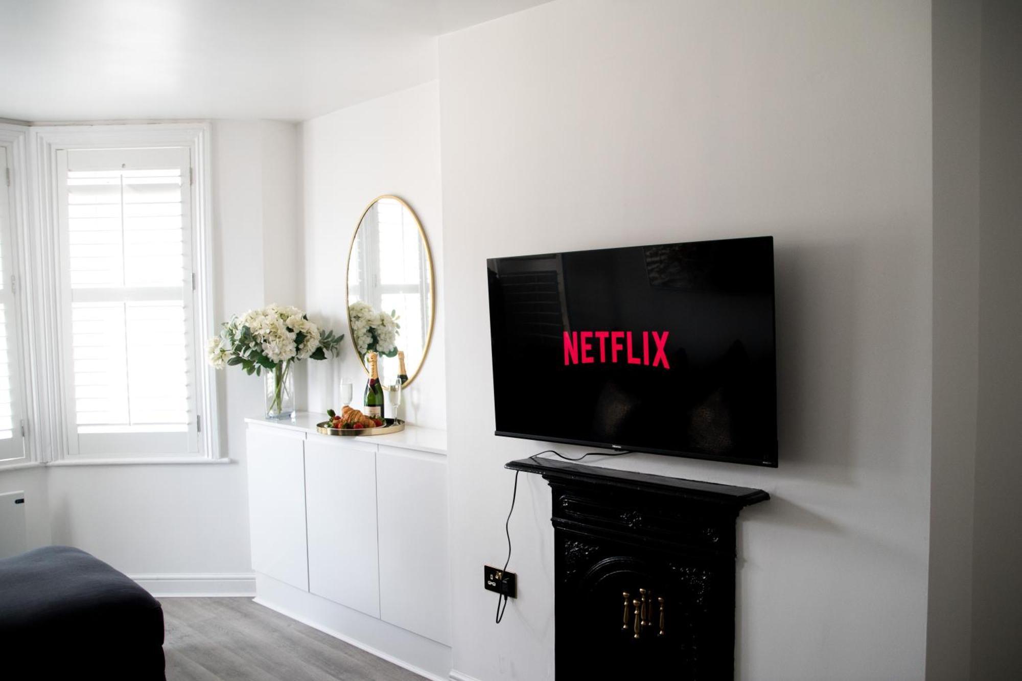 Modern Town Centre Flat - Free Shared Parking, King Size Bed, 5 Minutes Walk To Beach บอร์นมัธ ภายนอก รูปภาพ