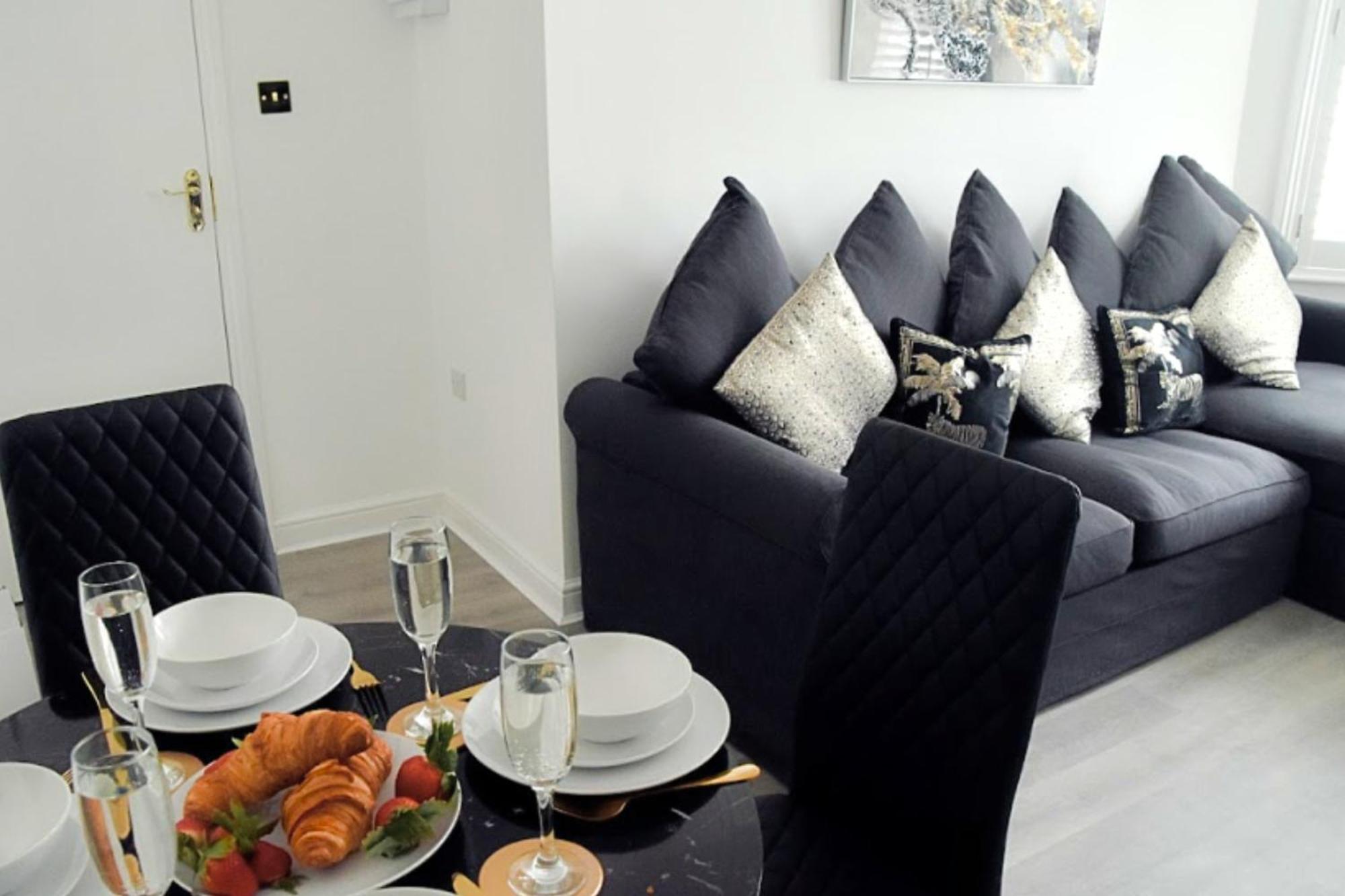 Modern Town Centre Flat - Free Shared Parking, King Size Bed, 5 Minutes Walk To Beach บอร์นมัธ ภายนอก รูปภาพ